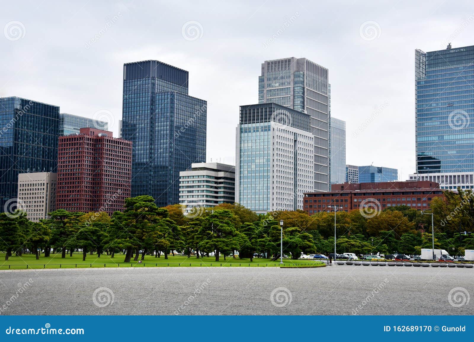 Токио, небоскребы и зеленая природа Стоковое Фото - изображение  насчитывающей токио, метрополия: 162689170