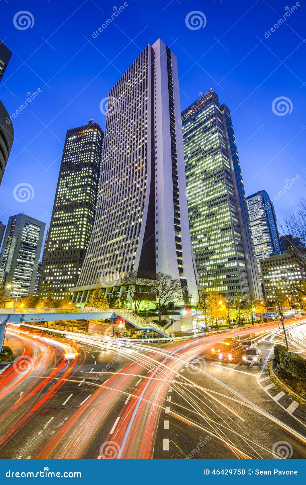 Токио, небоскребы Японии Shinjuku Стоковое Фото - изображение насчитывающей  японско, темно: 46429750