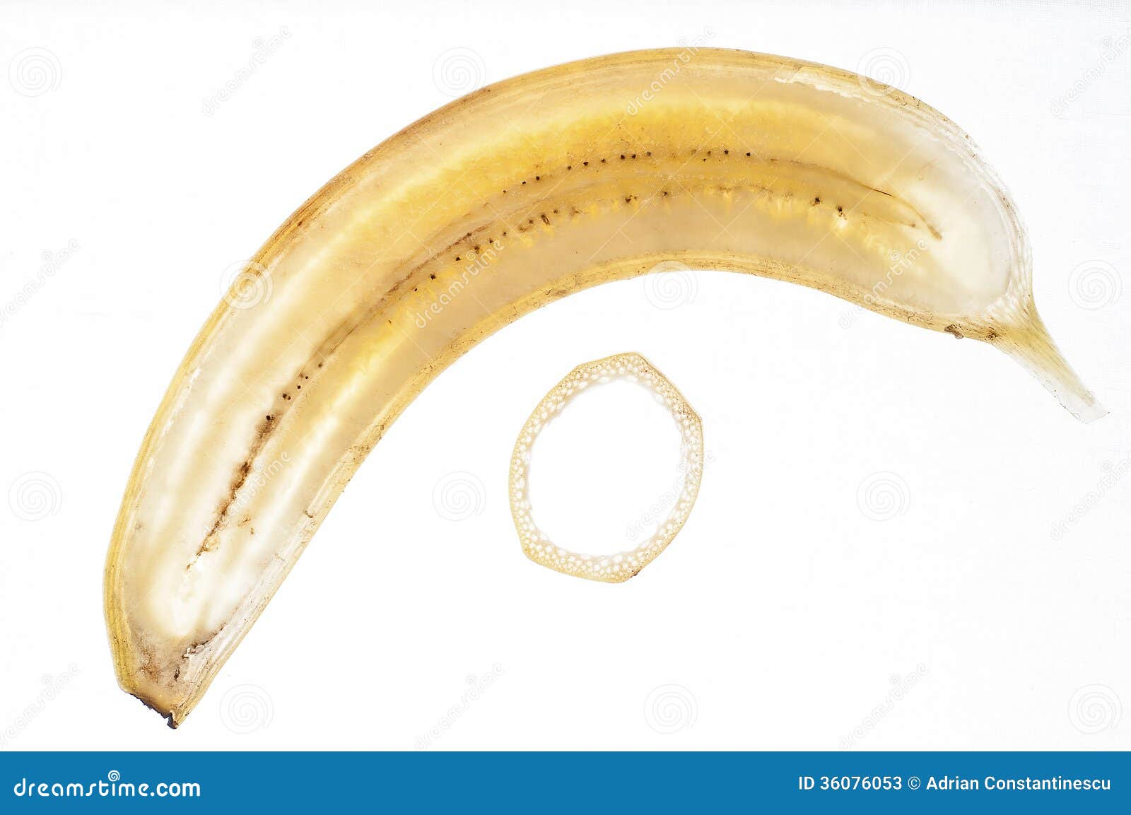 Сколько весит банан без кожуры в среднем. Продольный срез банана. Белые точки на кожуре банана. Вес банана без кожуры 1 шт. Кусочки банана в 7 месяцев.