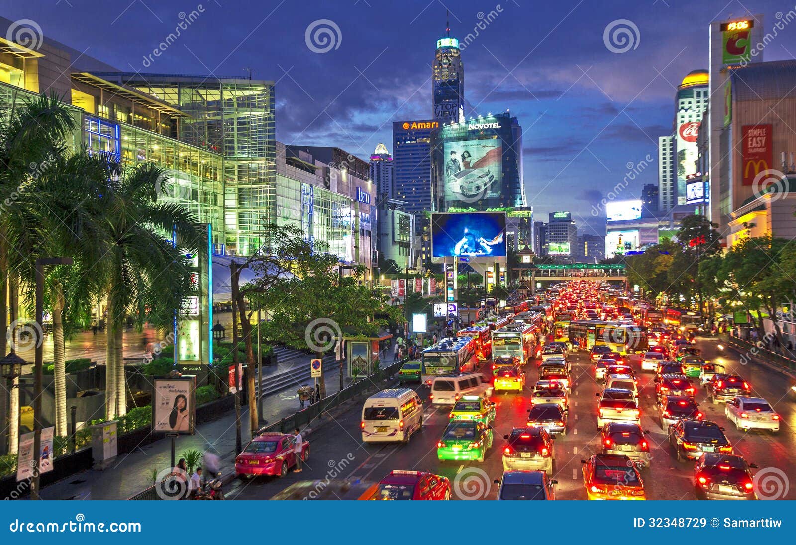 Площадь бангкока. Центр Бангкока. Бангкок улицы центр. CENTRALWORLD Таиланд Бангкок. Тайланд центр.