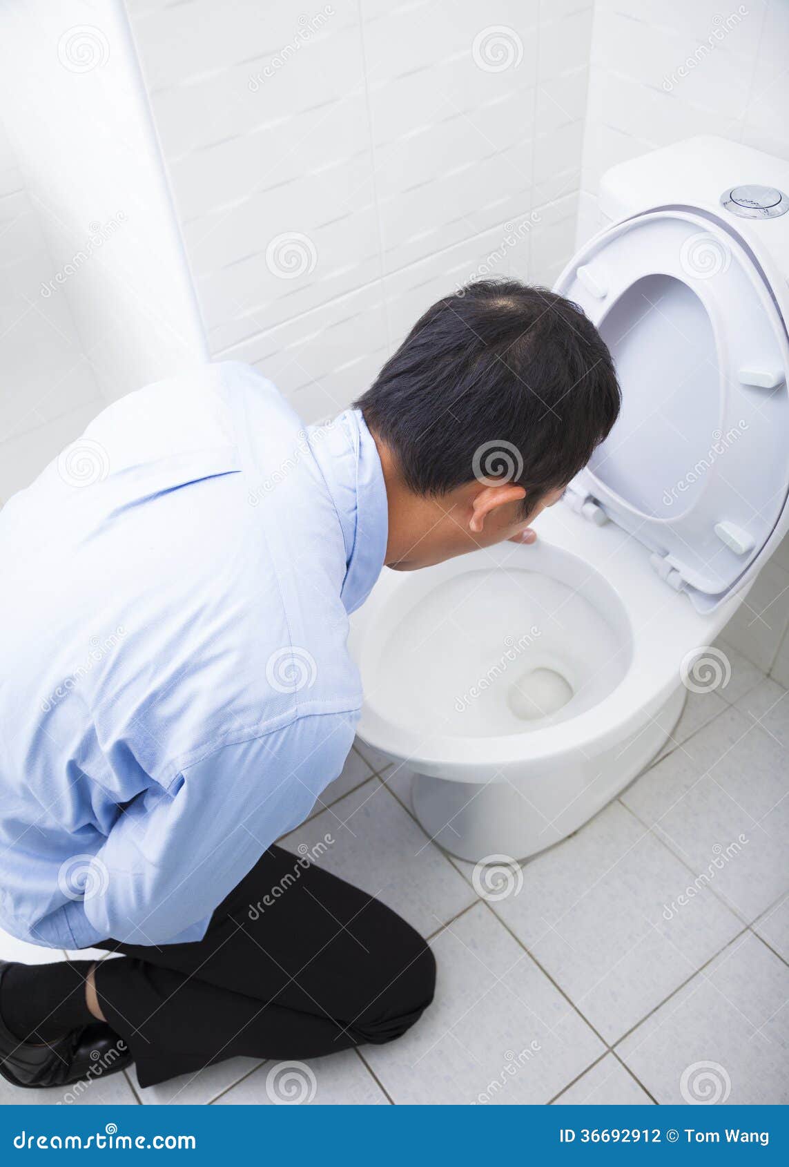 девушка хочет в туалет. в туалет человек стоит. в туалет человек стоит. учащенное мочеиспускание. женщина в мужском туалете.