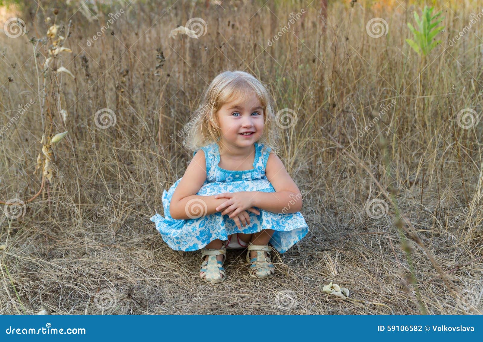 Дочка пописала. Маленькая девочка накортачках. Десятилетняя девочка на траве. Маленькие девчонки на корточках. Девочка сидит на корточках.