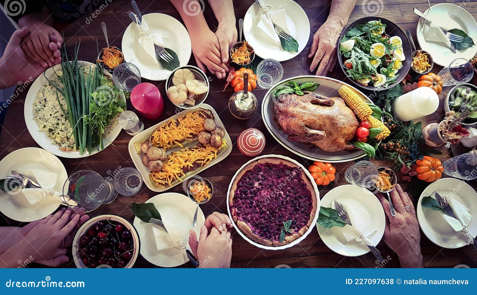 традиционный ужин. на столе осенние овощи : куриная утка тыквы Стоковое  Фото - изображение насчитывающей тарелка, еда: 227097638