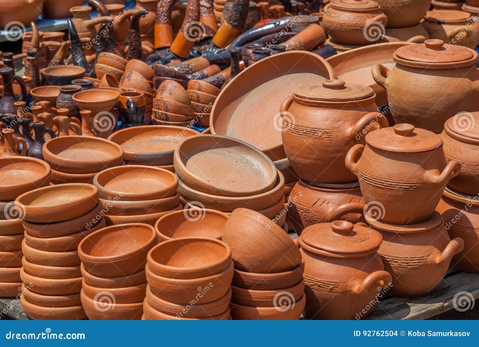 Глиняная кастрюлька. Чайник примпер геншин. Продам глиняную посуду. Глиняная посуда из грузии. Посуда из глины ручной работы.