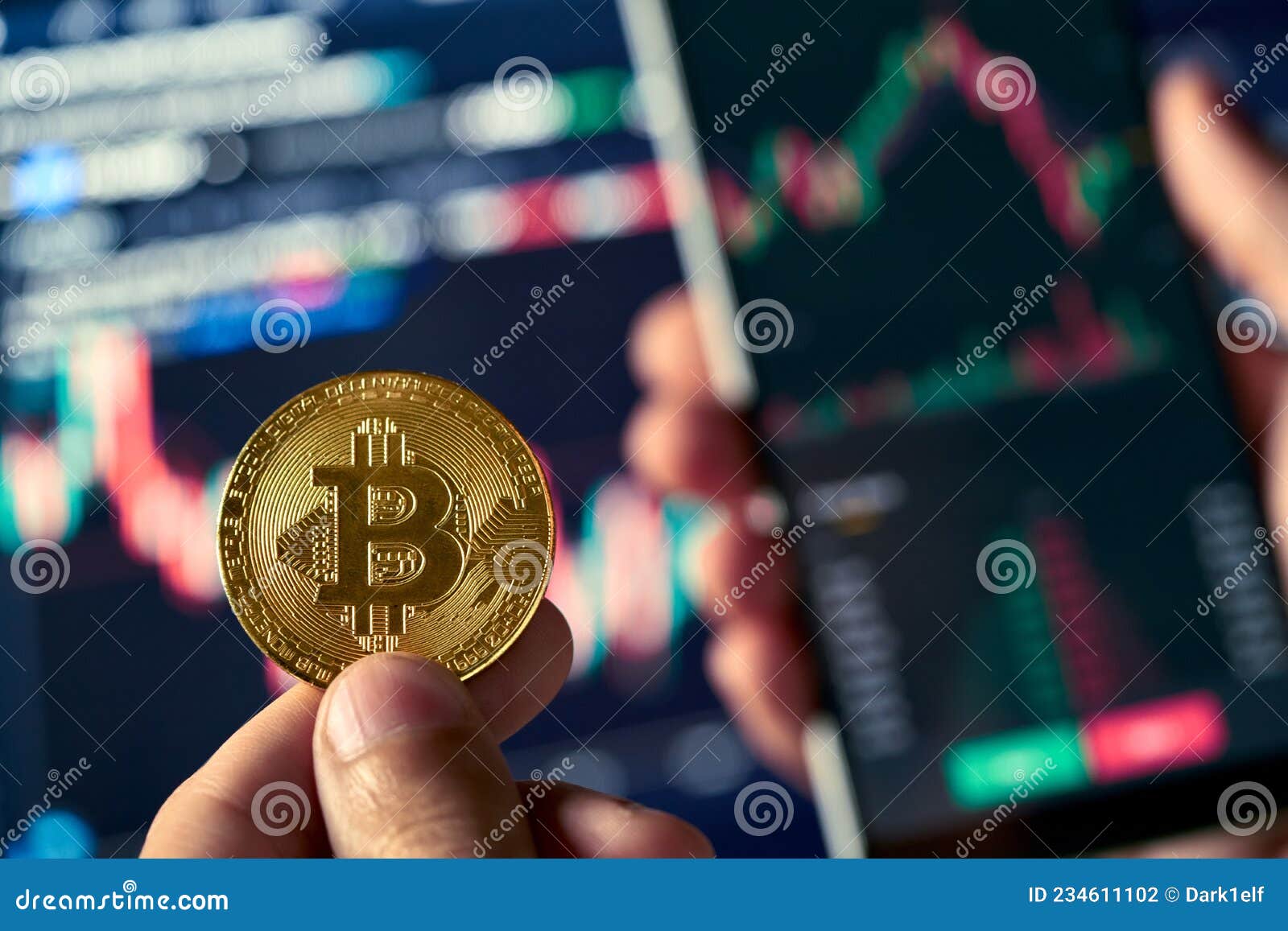 трейдер инвестор холдинг телефон и монета покупка биткойна на крипто-рынке.  Стоковое Фото - изображение насчитывающей человек, облечение: 234611102