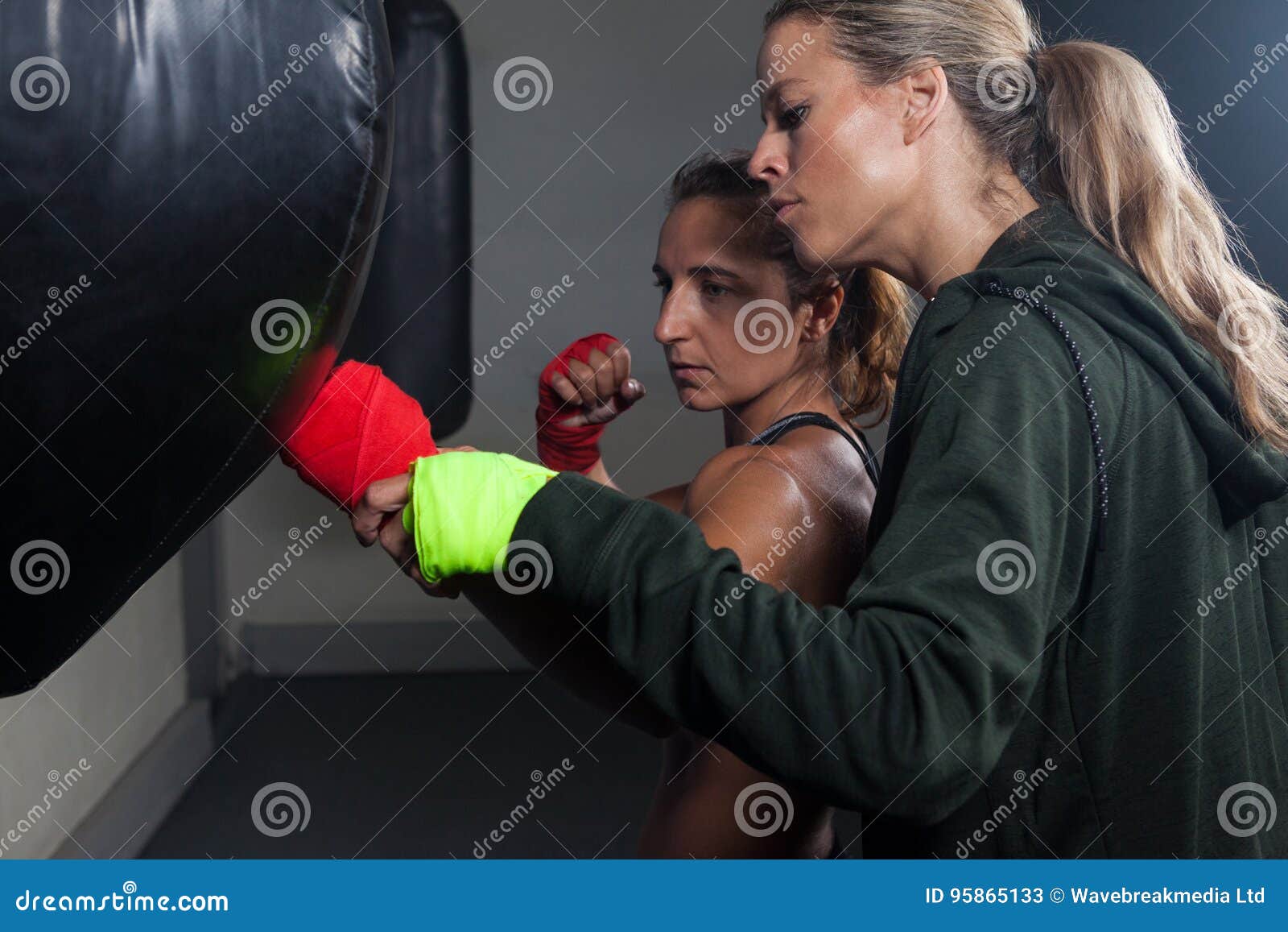 Женщина тренер по боксу. Женщина боксер тренер. Бокс тренер-женщина Вильчинская.