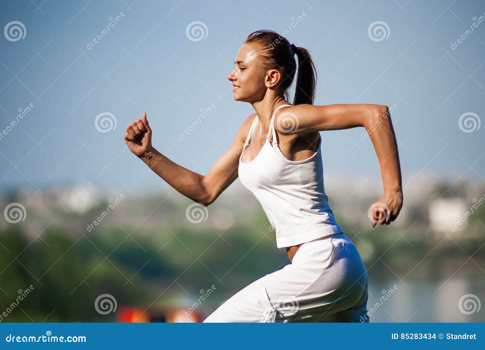 Спорт сток. Сток спорт женщина. Тренировки летом. Оздоровительный эффект систематических занятий бегом. Спортивная девушка дышит.