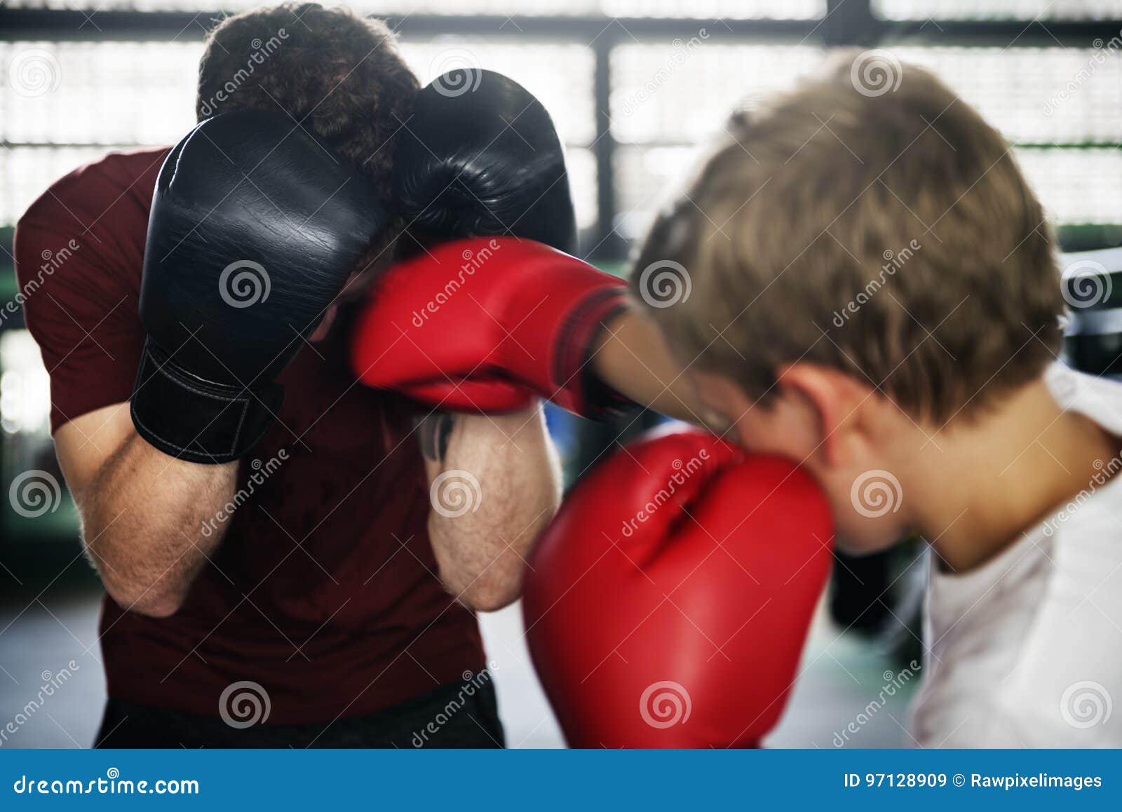 Раздумал быть боксером. Парни в боксерах. Боксер со спины. Боксер и тренер. Психологические упражнения для боксера.