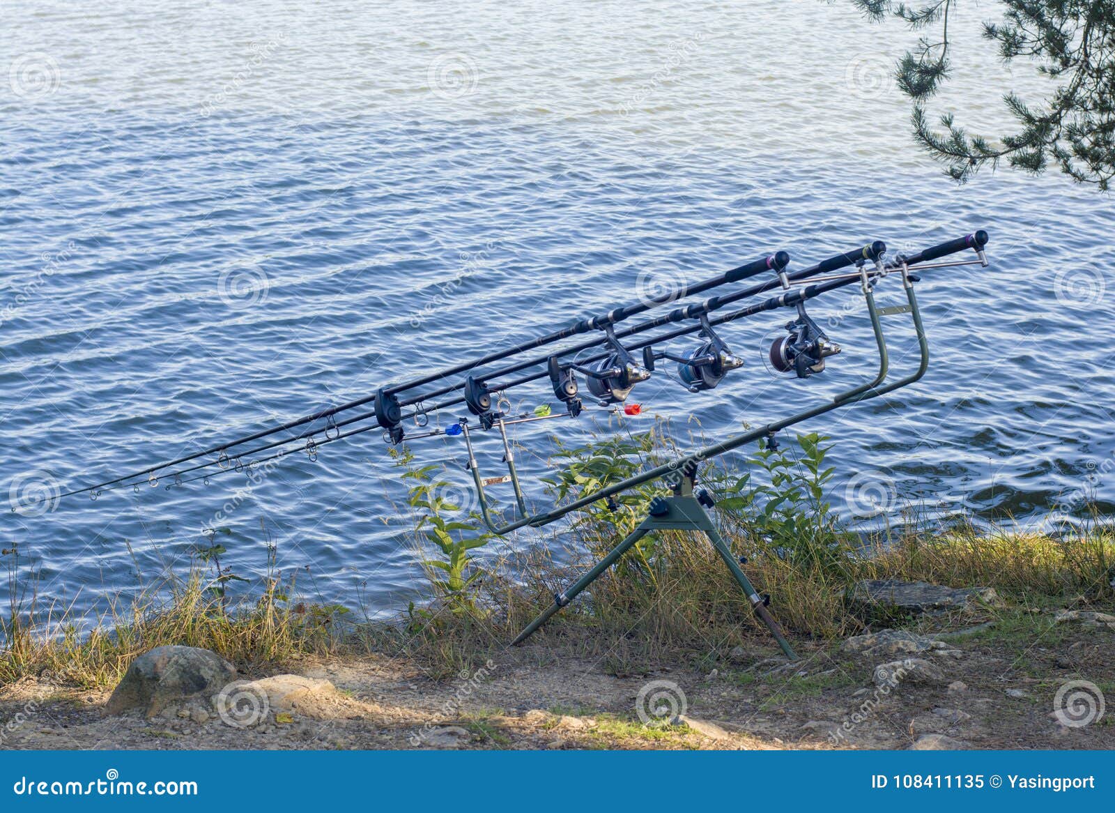 Тренога для рыбной ловли рыболовной удочки Стоковое Изображение -изображение насчитывающей укусы, праздник: 108411135