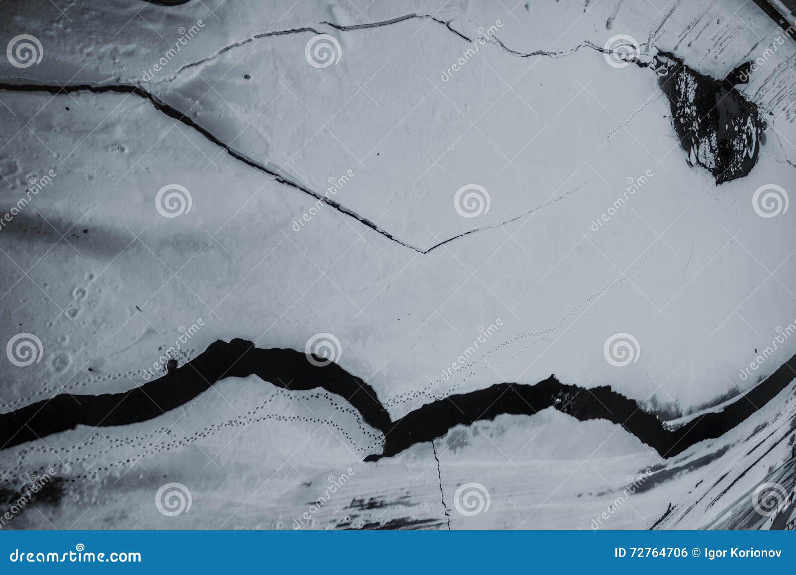 Трещины на льду текстура. Серый лёд на растрескавшейся. Лёд трескался ломался. Треснутый лед на реке. Трещина река
