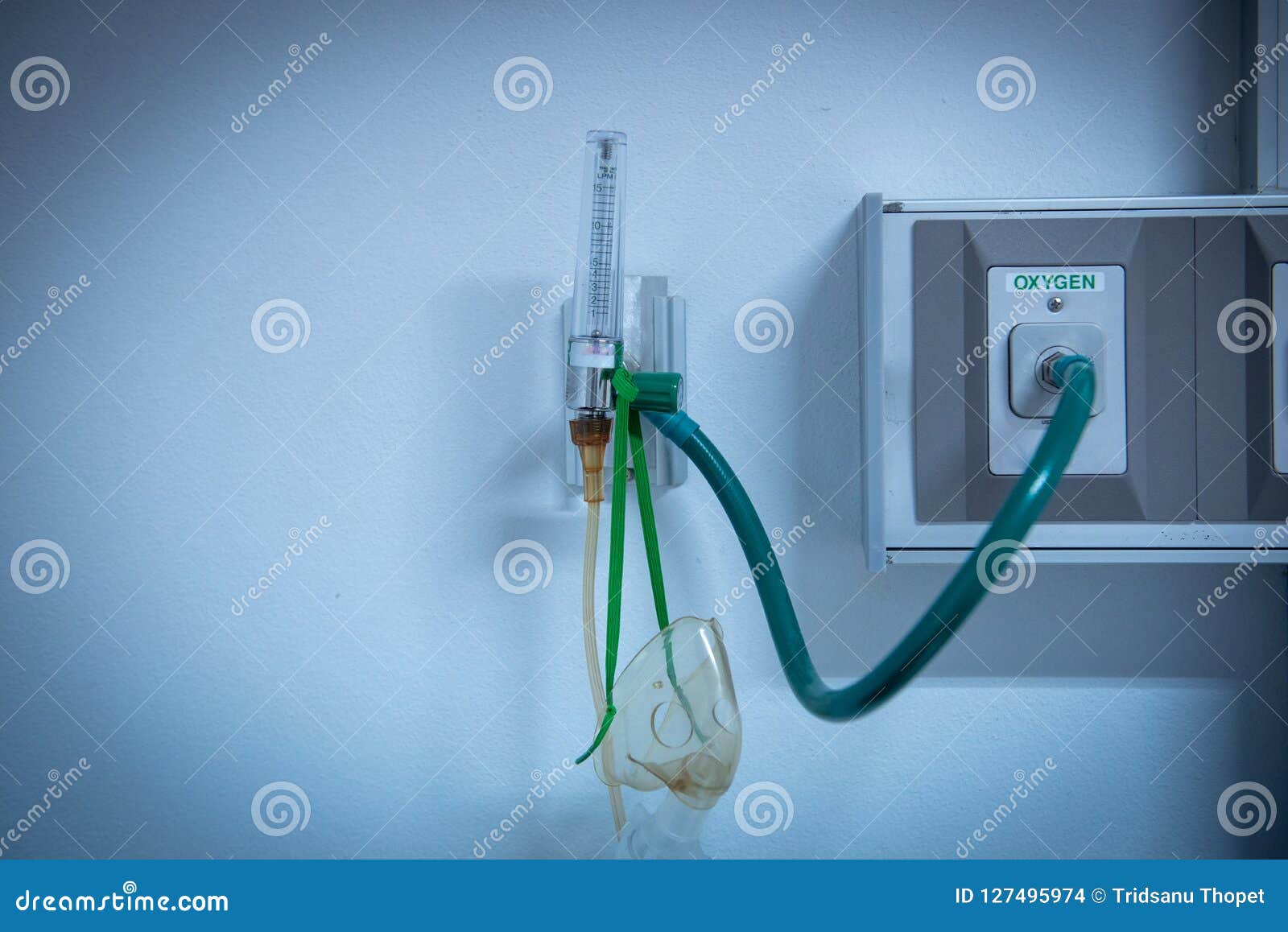 Отключение кислорода. Трубка в палате кислород. Кислородный трубопровод в больнице. Трубки для подачи кислорода в палаты. Аппарат подачи кислорода в больнице.