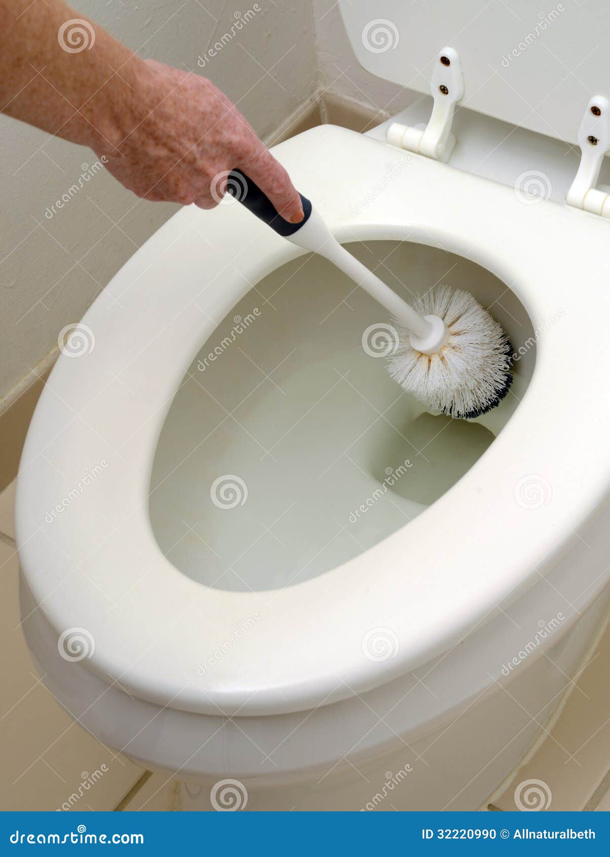 В ванной раковины унитазы чистят сколько раз. Белый унитаз. Чистка унитаза белизной. Чистить унитаз зубной щеткой. Унитаз Spring.