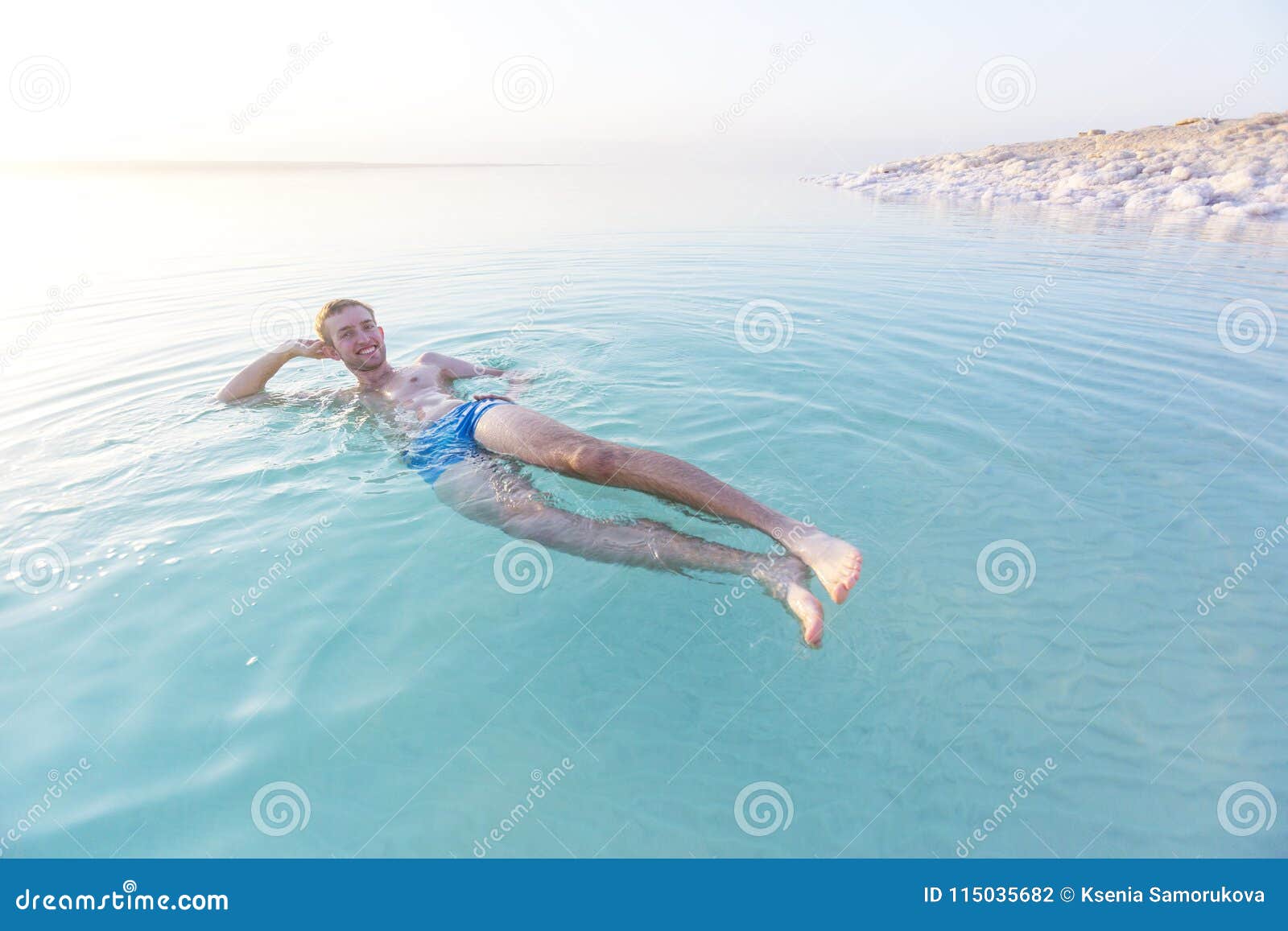 Мертвое море человек на воде. Мертвое море плавать. Мертвое море люди. Мертвое море купание. Человек лежит в воде.