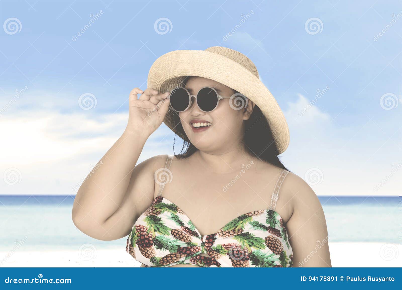 Толстая в очках видео. Полная девушка в очках. Полная женщина в солнечных очках. Полная женщина на пляже в шляпе. Толстая женщина в шляпе.