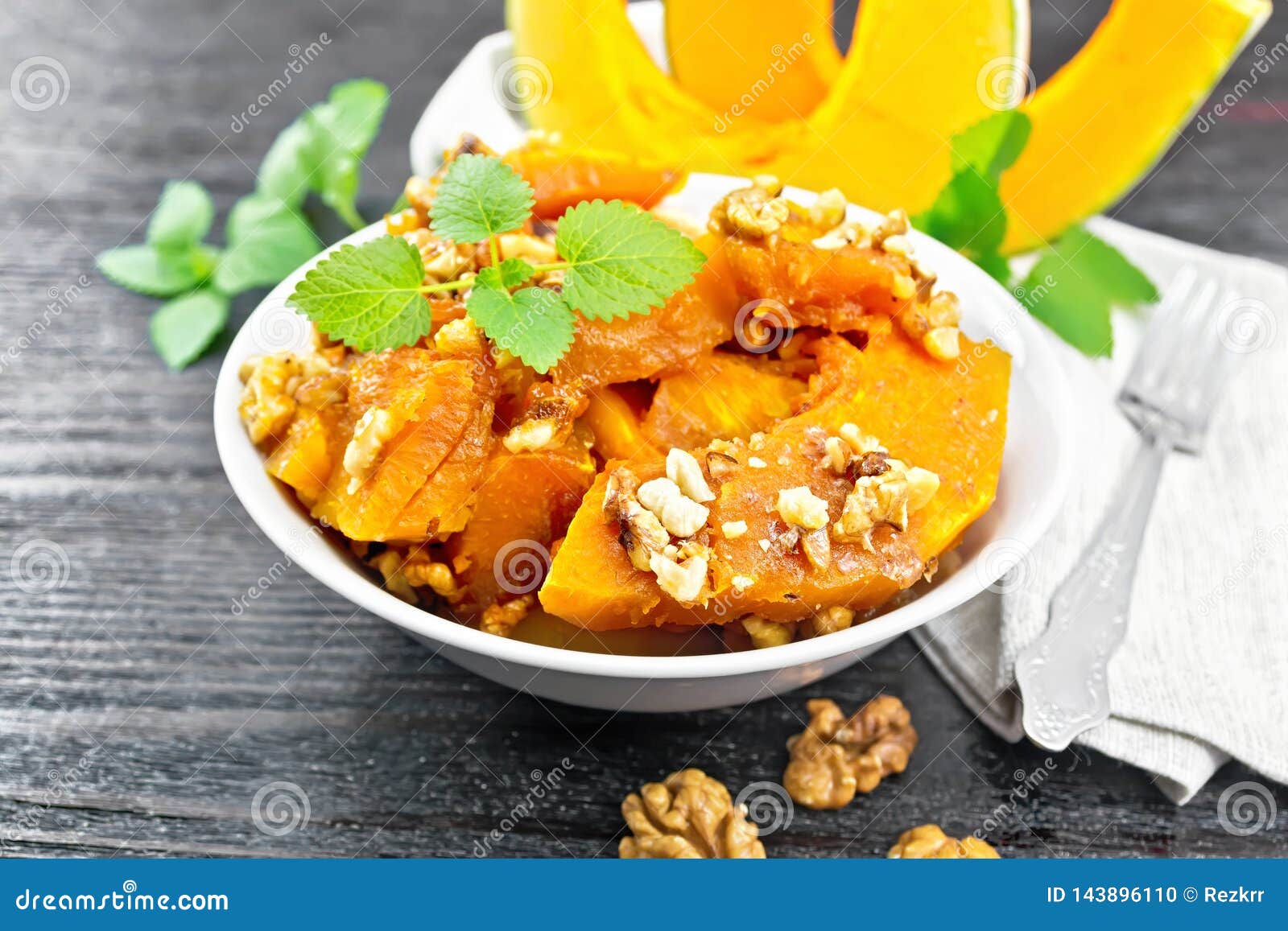 Печеная тыква с медом и орехами