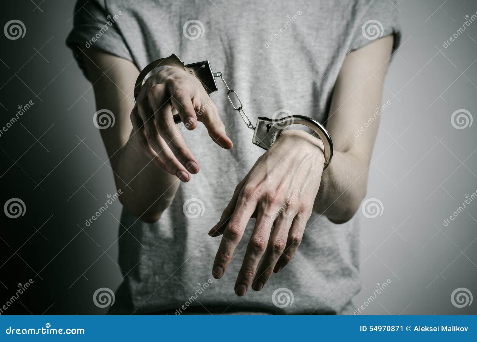 Человек в наручниках