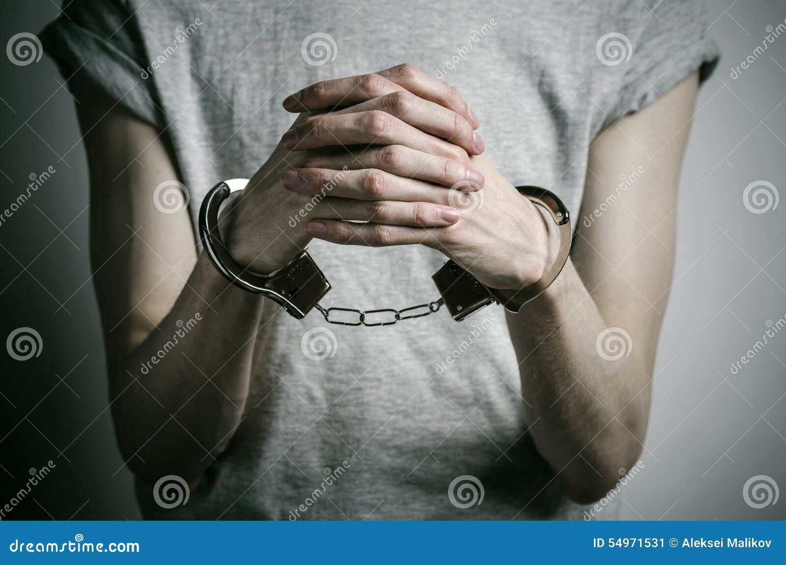 Лежать в наручниках. Лежать в наручниках. Девочка в кандалах. Женские кандалы. Девушка в наруручниках.