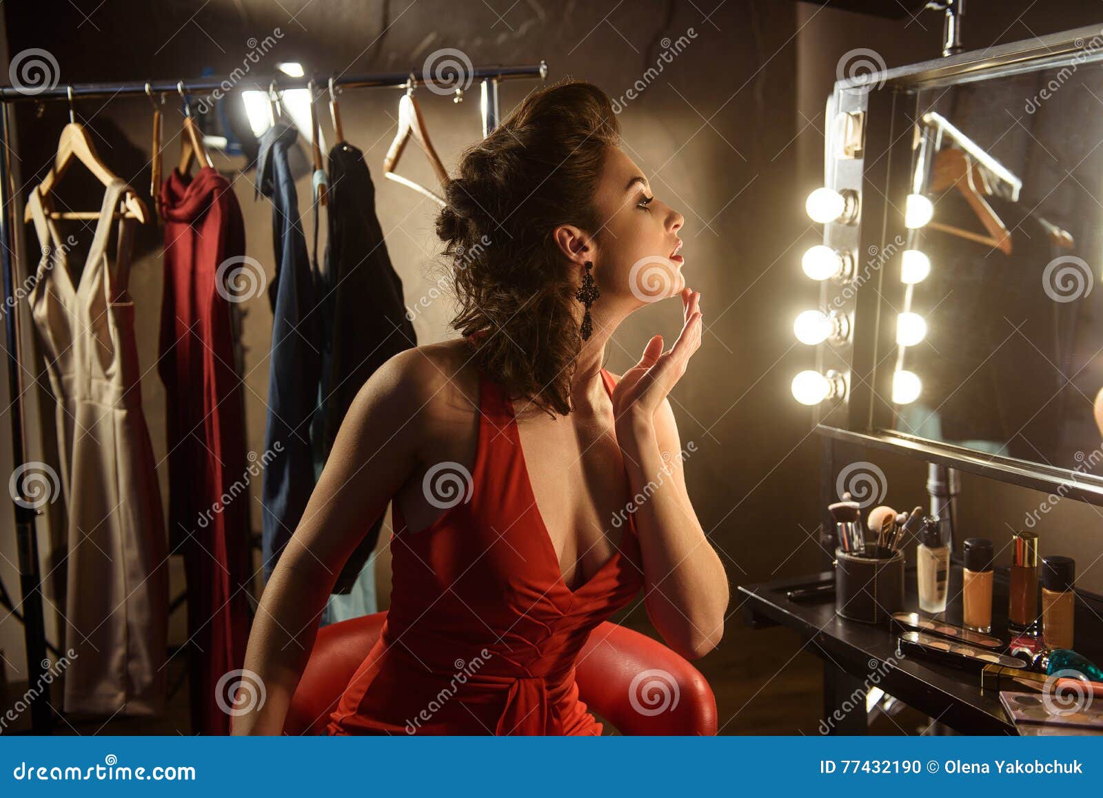 Одеваясь на ощупь. Девушка в гримерке. Фотосессия в гримерке. Девушка в зеркале. Гримерка актрисы.