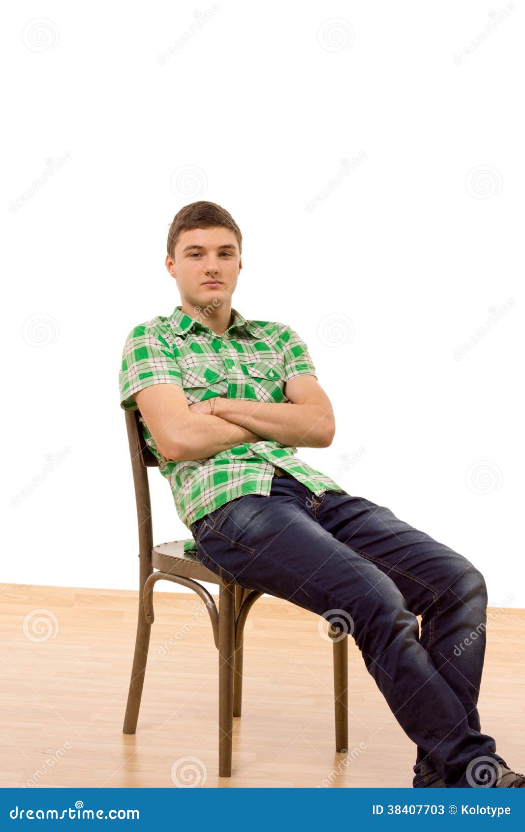 парень со скрещенными ногами. скрещенные ноги у мужчин. человек сидит скрестив ноги на ногу. скрещенные ноги у мужчин. скрещенные ноги у мужчин.