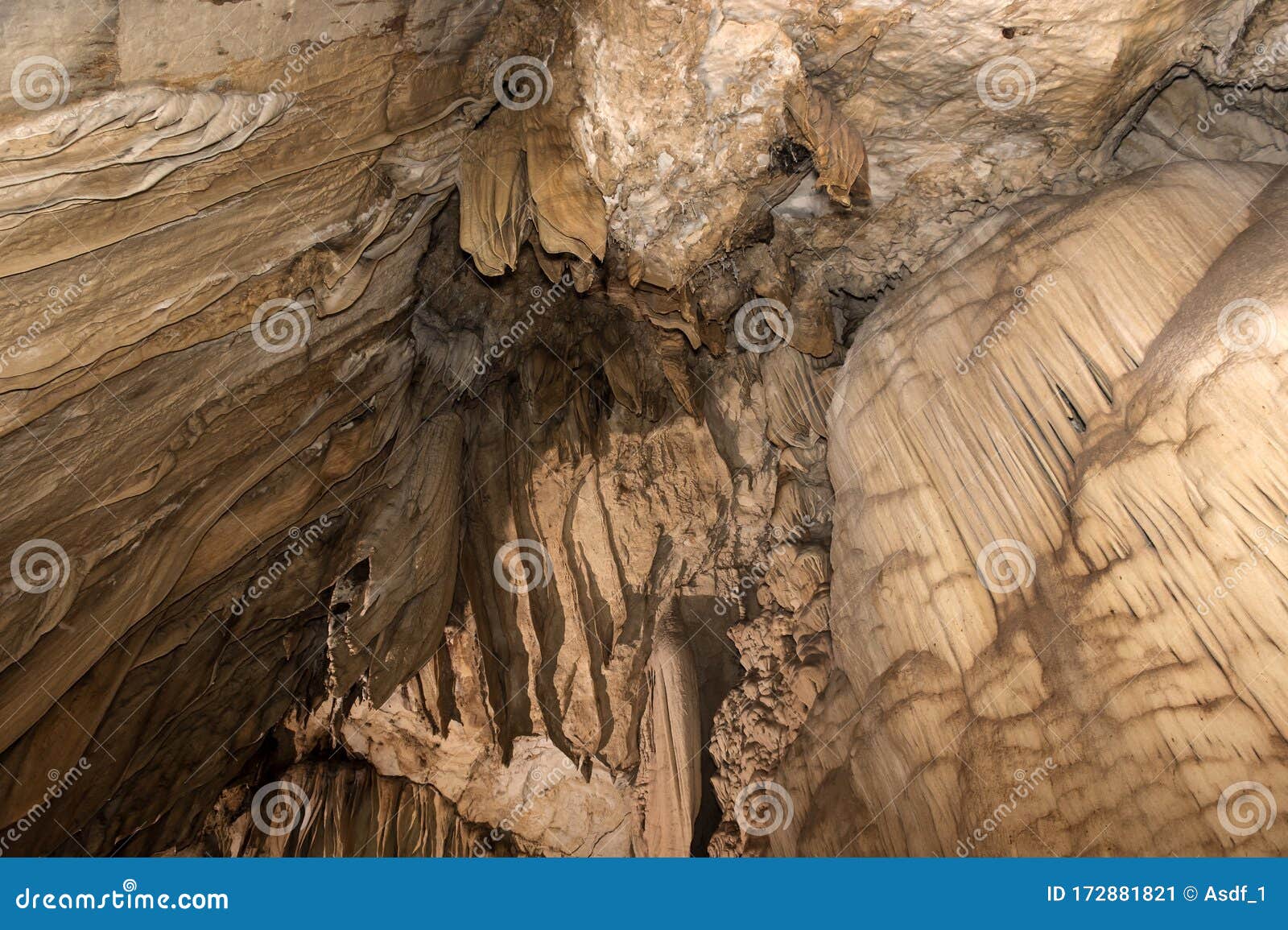 Удивительно сформировал Speleothems месторождений кальцита, созданные спомощью Drippling вода на стене пещеры Стоковое Изображение - изображениенасчитывающей камни, подземелье: 172881821