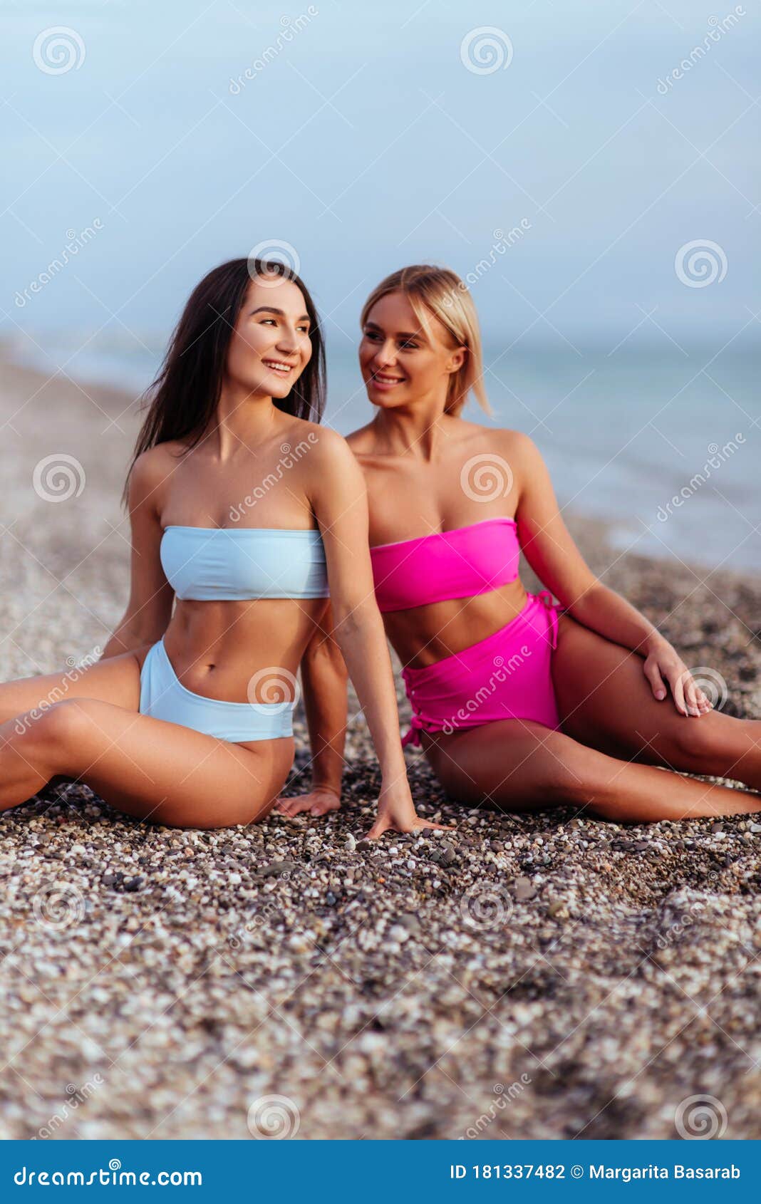 Блондинки и брюнетки на пляже фото фото