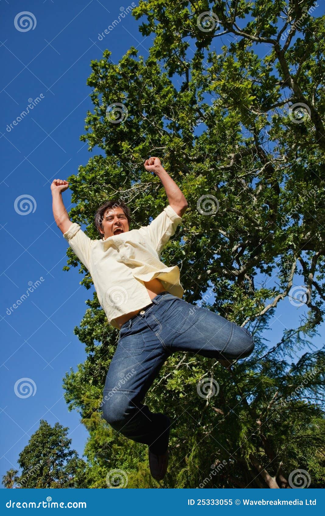 Мальчик прыгает на фоне горы. Мальчик прыгает. Парень прыгает. He was jumping. Дети на батуте.