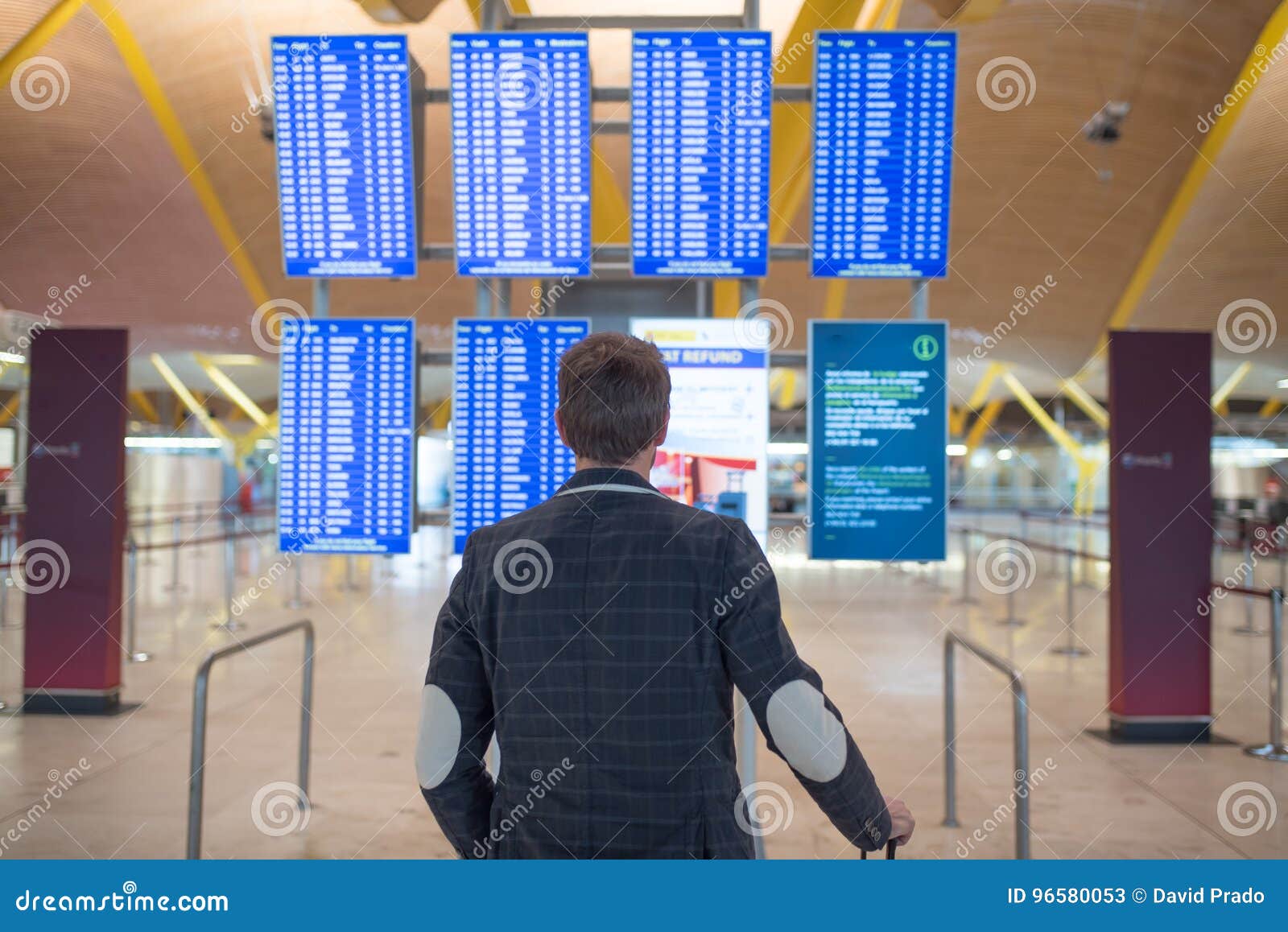 Пункт пересадки. Информационная панель в аэропорту. Timetable at the Airport. Транзитный пассажир как человек это.