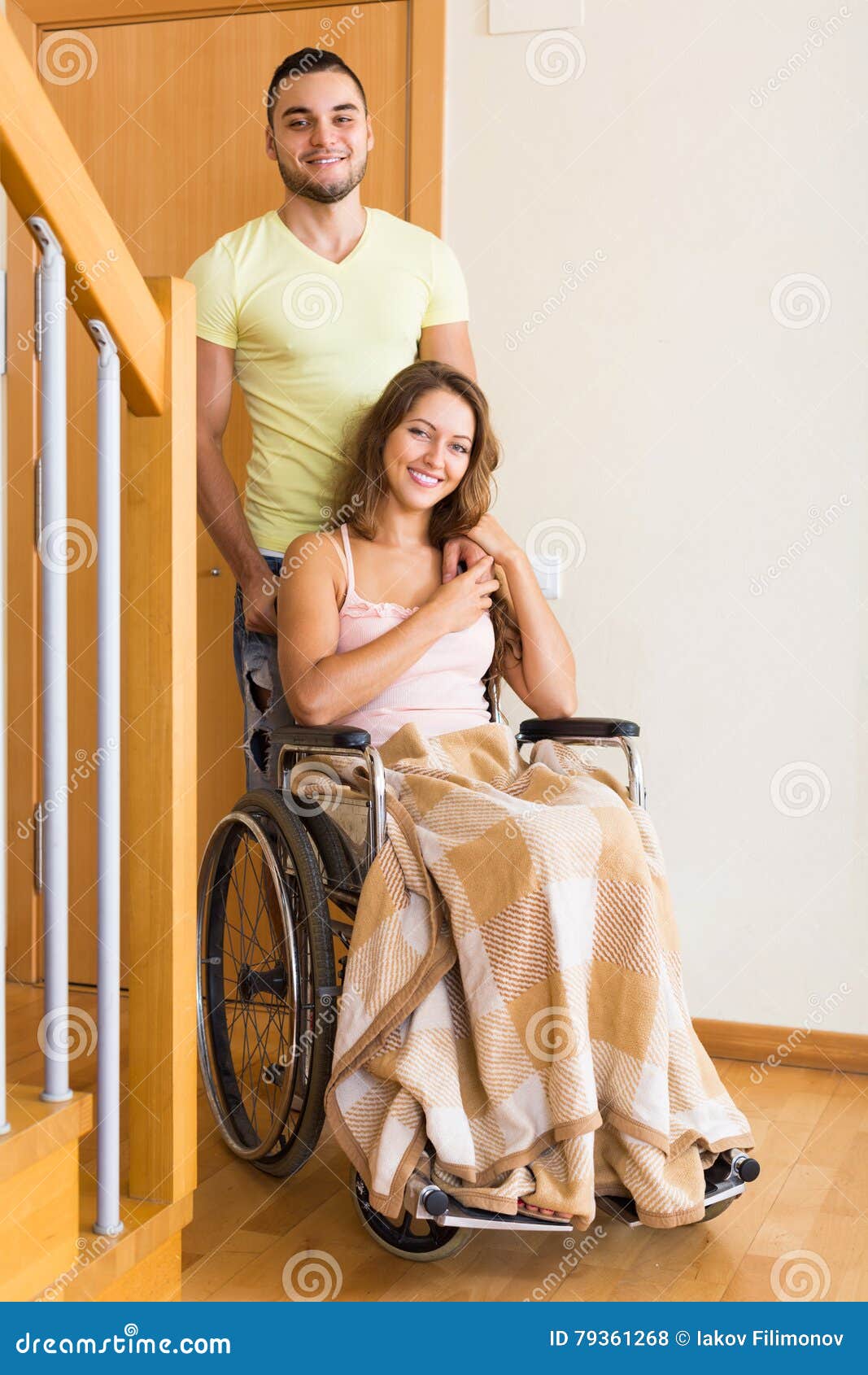 Муж инвалид любовник. Жена инвалид. Мужчины инвалиды с женами. Муж инвалид и его жена. Жена с коляской.
