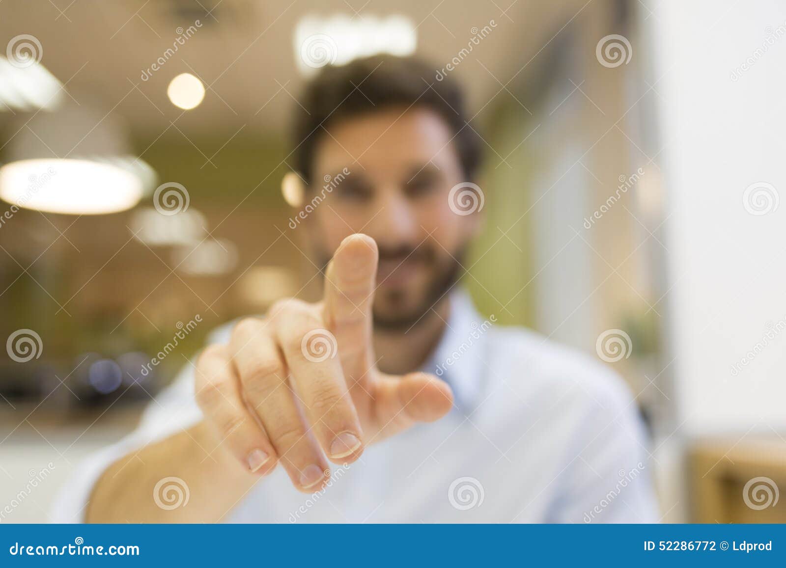 Нажатие пальцем на экран. Мужчина нажимает на экран. Человек палец. Палец указывает в экран. Человек нажимает пальцем на экран.