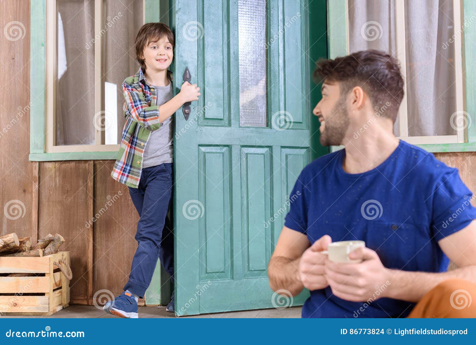 Дома держи дверь. Мужчина держит дверь. Держи дверь фото. Мальчик держит дверь бабушке.