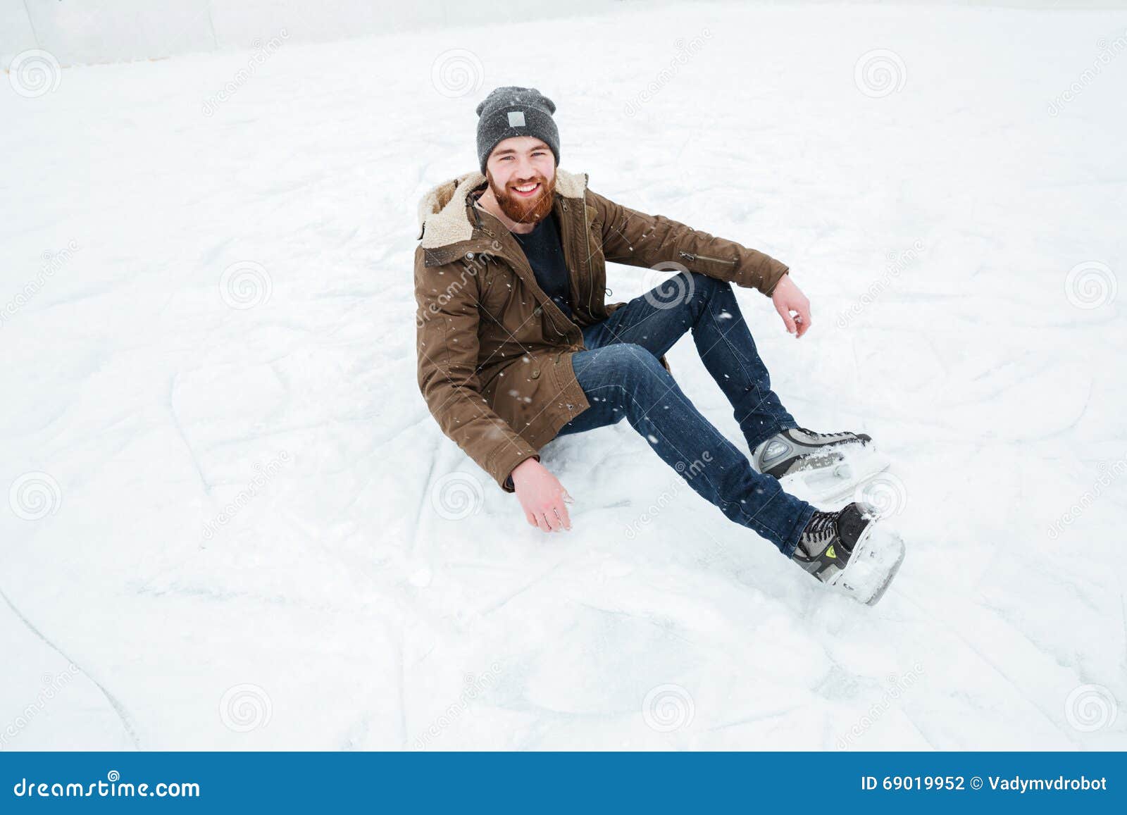 Сидит сугробе. Человек сидит на снегу. Парень сидит на снегу. Сидит в снегу. Парень в снегу.