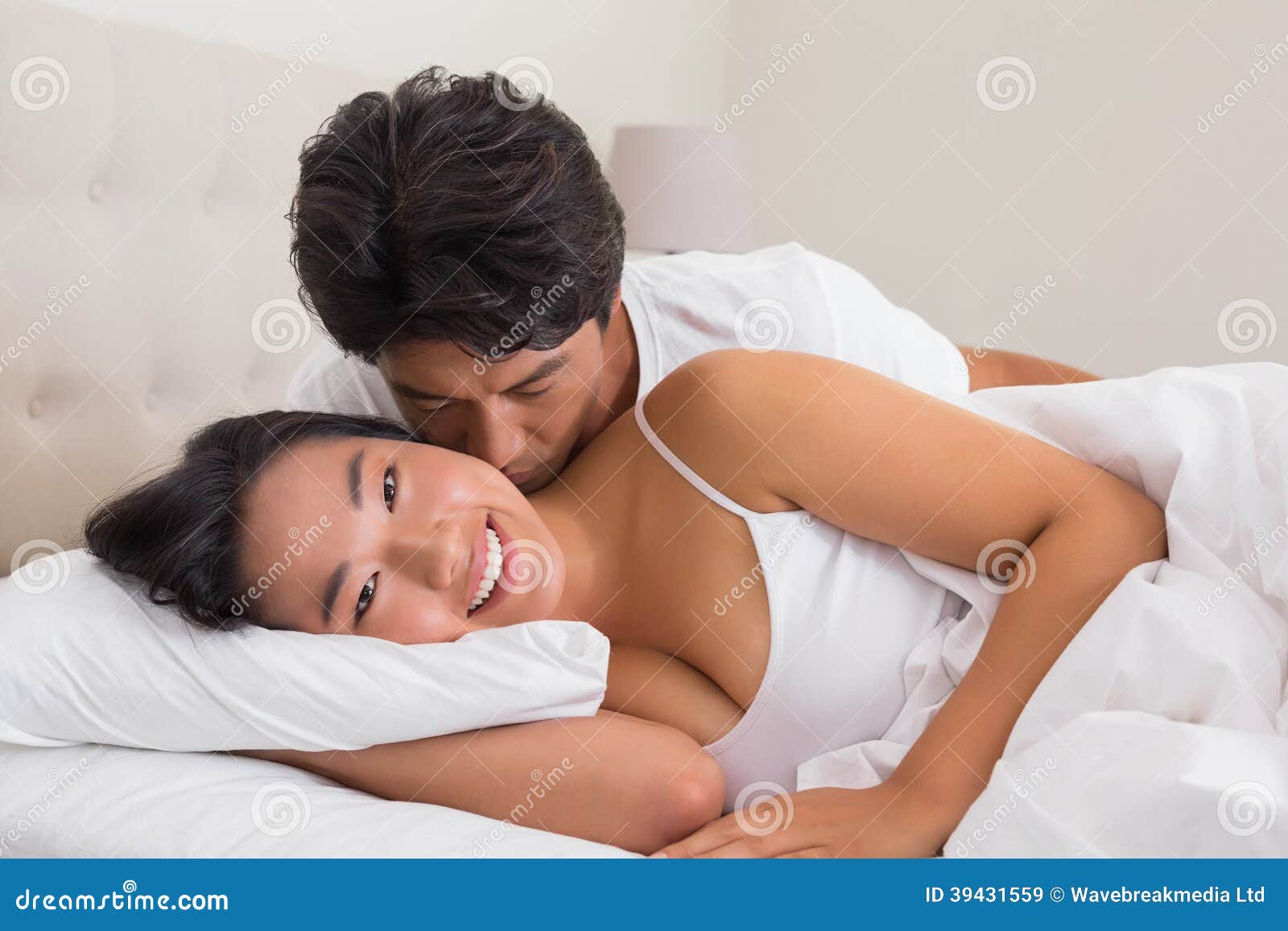 Мужчинам нравится стоны. Мужчины целуют женщин в купальниках в постели. Girl Kisses man in the Cheek.