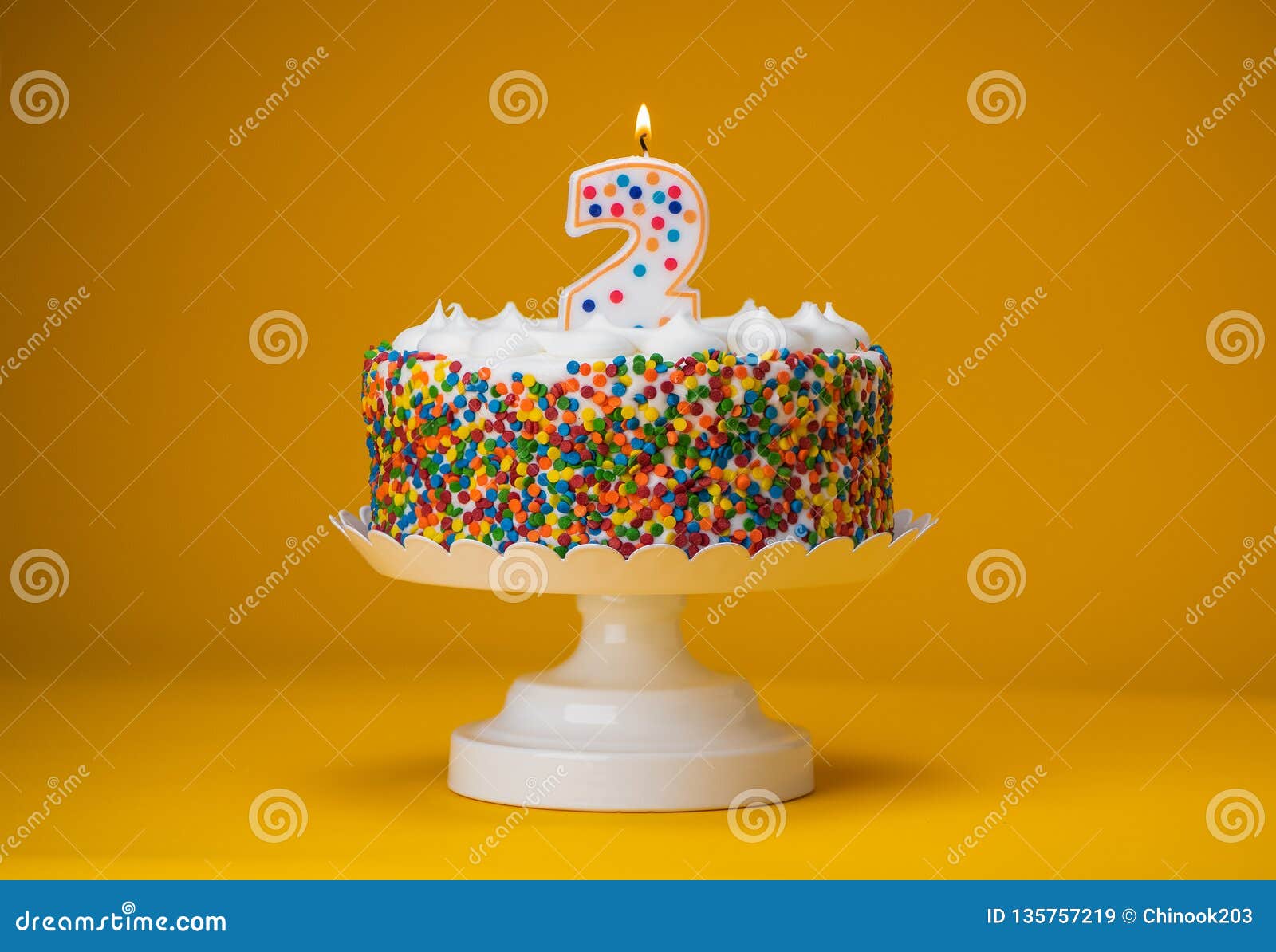 Свеча торт 2. Тортик с двумя свечками. Торт с двумя свечами. Торт со свечкой 2 года. Торт со свечами на 2 года.