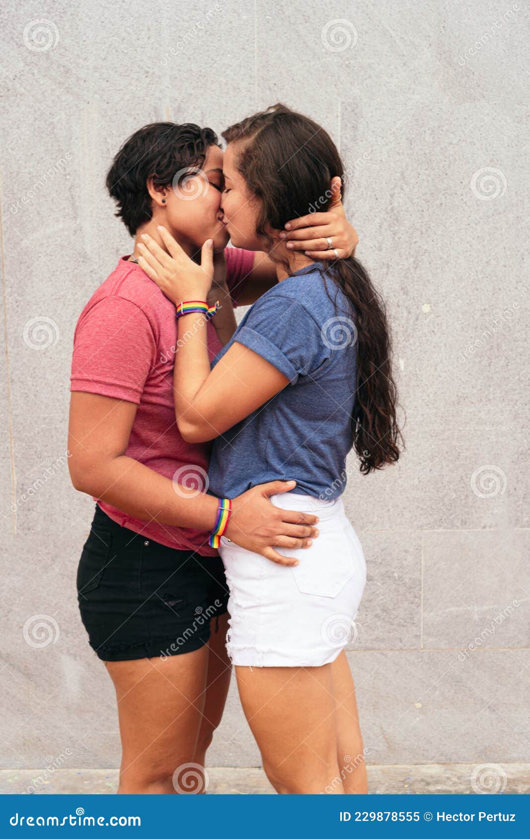 улыбающиеся лесбиянки целуются в городе Стоковое Изображение - изображение насчитывающей портрет, подруга: 229878555