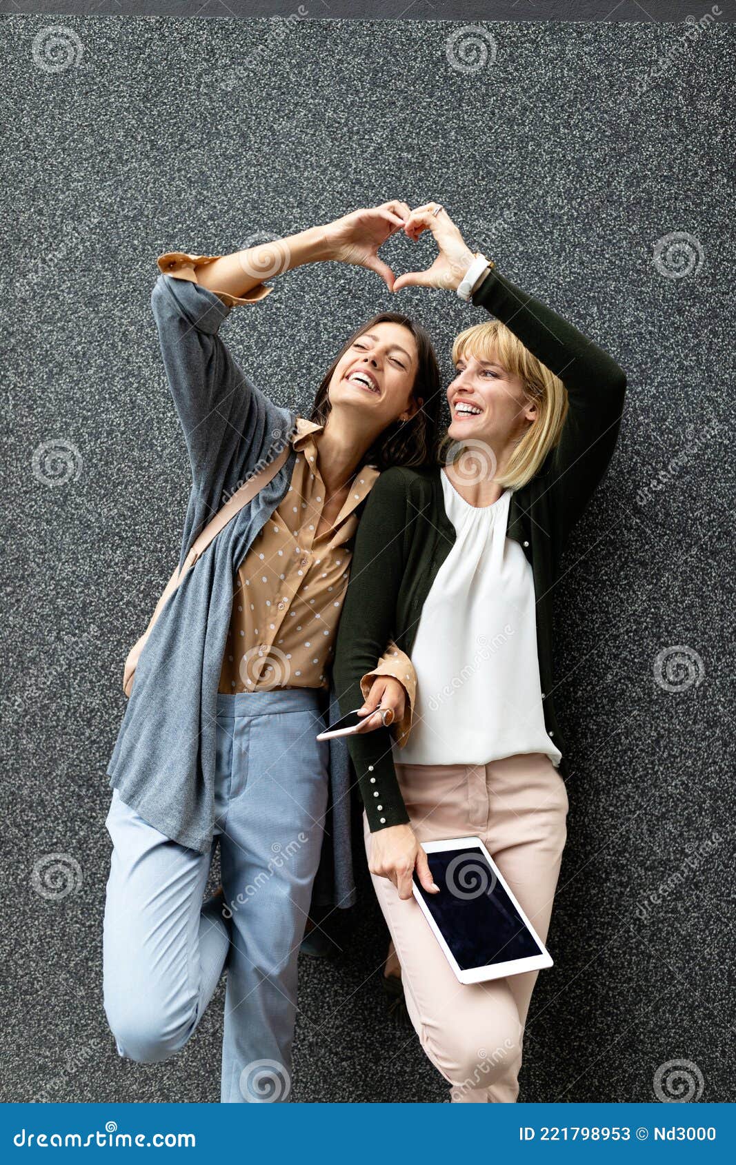 улыбающиеся молодые девушки лесбиянки весело провести время с планшетом  открытый Стоковое Изображение - изображение насчитывающей лесбиянок,  портрет: 221798953
