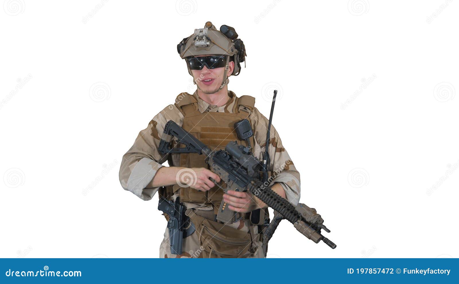 Улыбающихся солдат со штурмовой винтовкой на белом фоне Стоковое Фото -  изображение насчитывающей вооружения, экран: 197857472