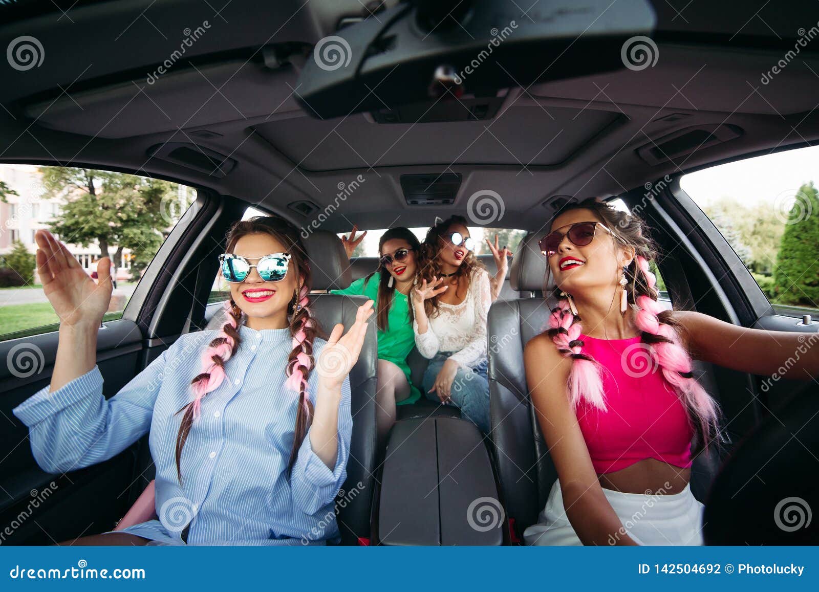 Едем с подругой мужа. Подружки едут в открытой машине. Singing in the car. Старые подруги едут на дискотеку. The owner of the car аудирование ответы.