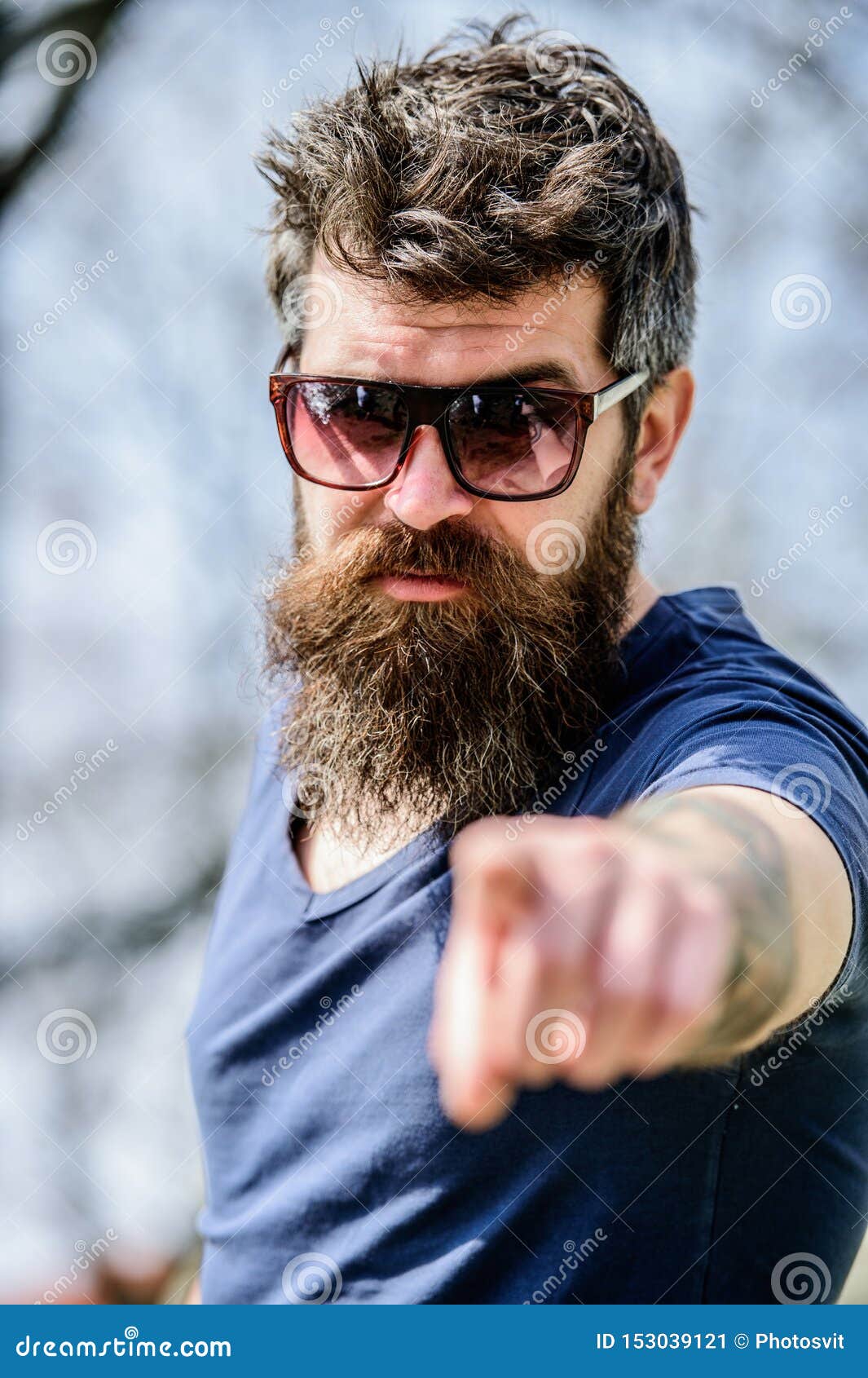 УЛЬТРАФИОЛЕТОВЫЙ фильтр Человек бородатого хипстера зверский носит защитные солнечные очки Человек бородатый с предпосылкой приро Стоковое Изображение - изображение насчитывающей кавказско, оптика: 153039121