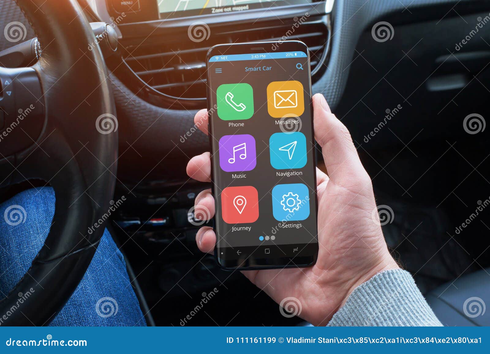 Умный автомобиль App в руке водителя на современном умном телефоне с круглыми  краями Стоковое Изображение - изображение насчитывающей вспомогательную,  навигация: 111161199