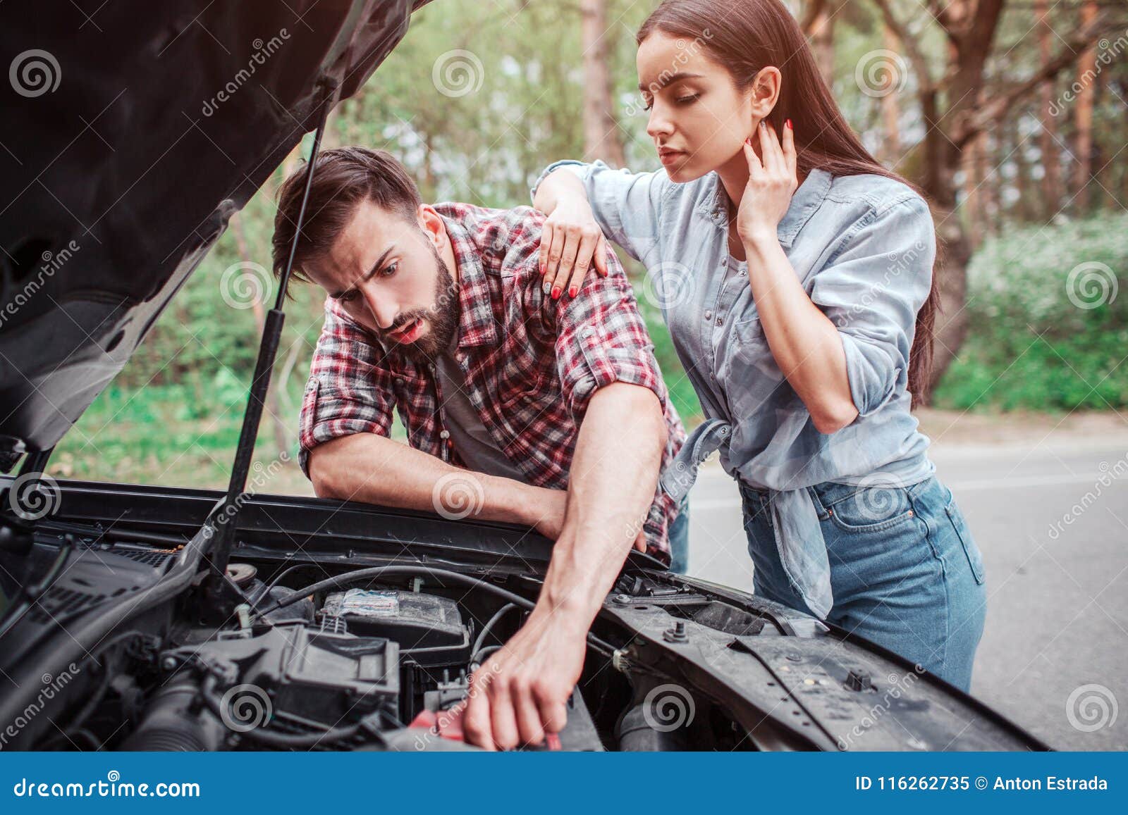 She fixes cars. Мужчина чинит машину. Парень и девушка чинят машину. Машина сломалась. Парень ремонтирует машину.