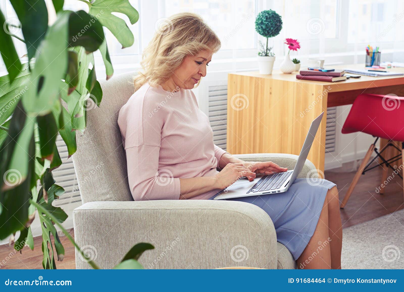 мама сидела откинувшись в кресле