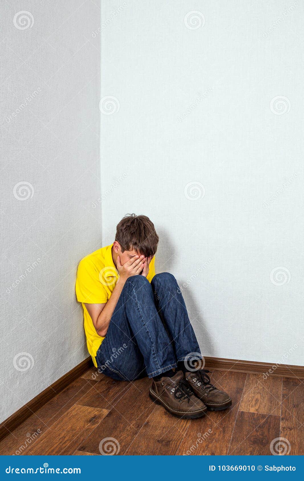 Человек забился в угол. Забился в угол. Забился в угол. Девушка сидит в углу. Человек в углу.