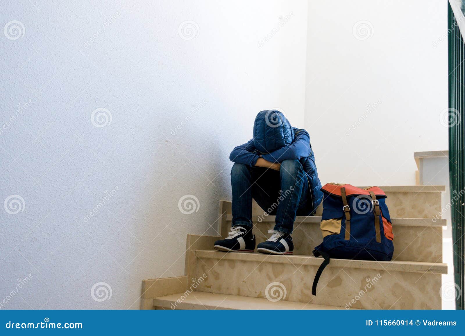 девушка сидит в углу. девушка плачет в углу. женщина в депрессии сидит в углу. женщина сидит закрыв лицо руками. девушка сидит в углу.