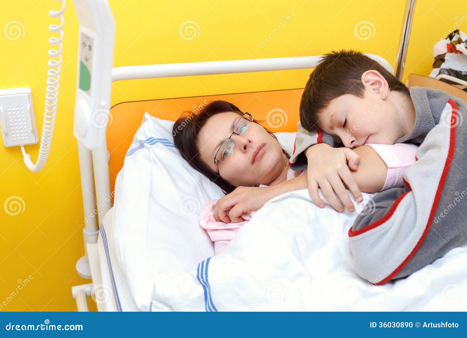 Можно навещать больных в больнице. Мама с ребенком в больнице.