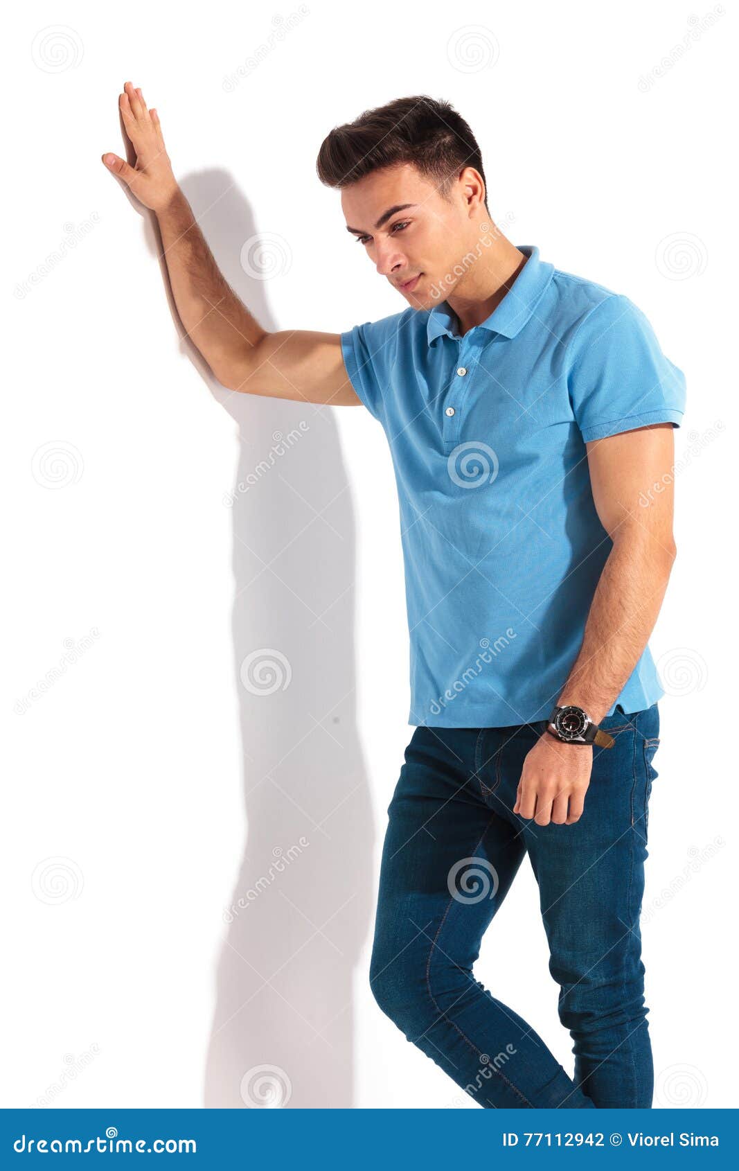 мужчина облокотился. человек опирается на руку. мужчина опирается рукой. мужчина опирается рукой. парень опирается на стол.