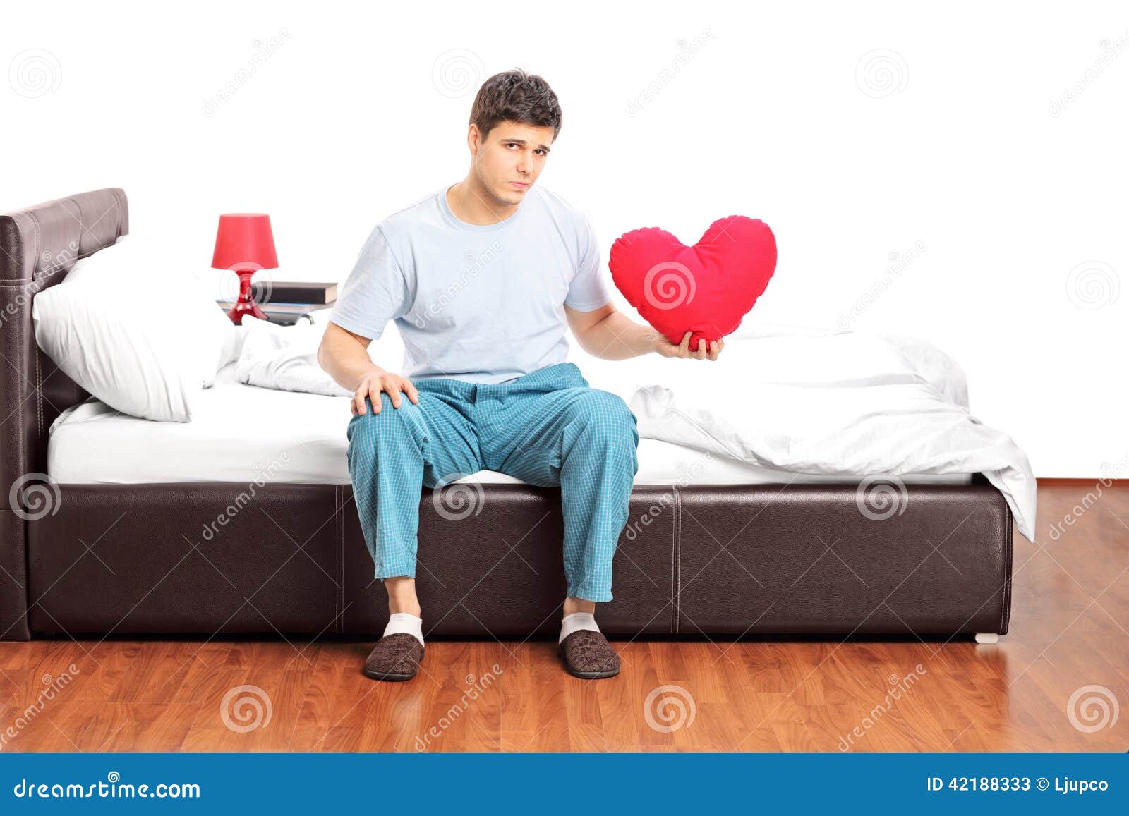 парень сидит. мужчина сидит на кровати. человек силит наикровате. мужчина сидит на кровати. мужчина сидит на кровати.