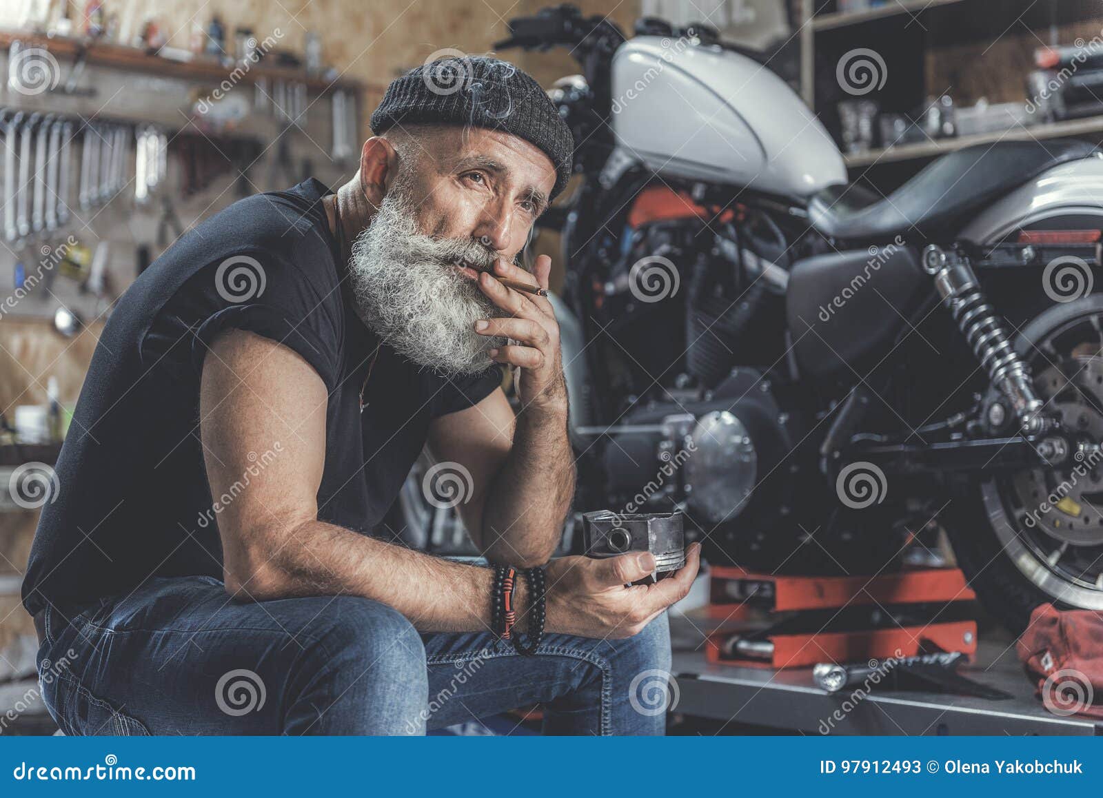 Старик байкер