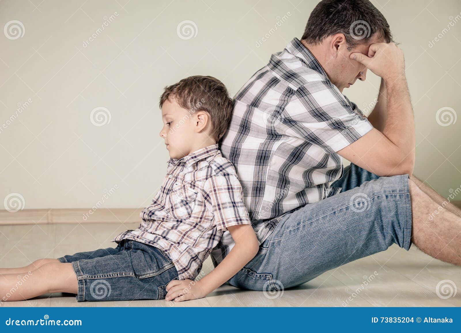 папа сидит с ребенком. папа сидит на полу с ребенком. научите детей любить. дети с папой сидят на диване. фотосессия отец и сын на диване.