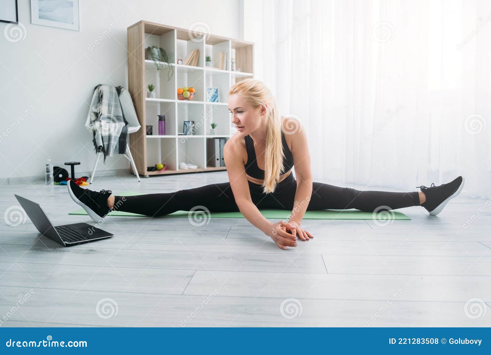 упражнения для растяжки спортивные женщины онлайн обучение Стоковое Фото - изображение насчитывающей кавказско, крыто: 221283508