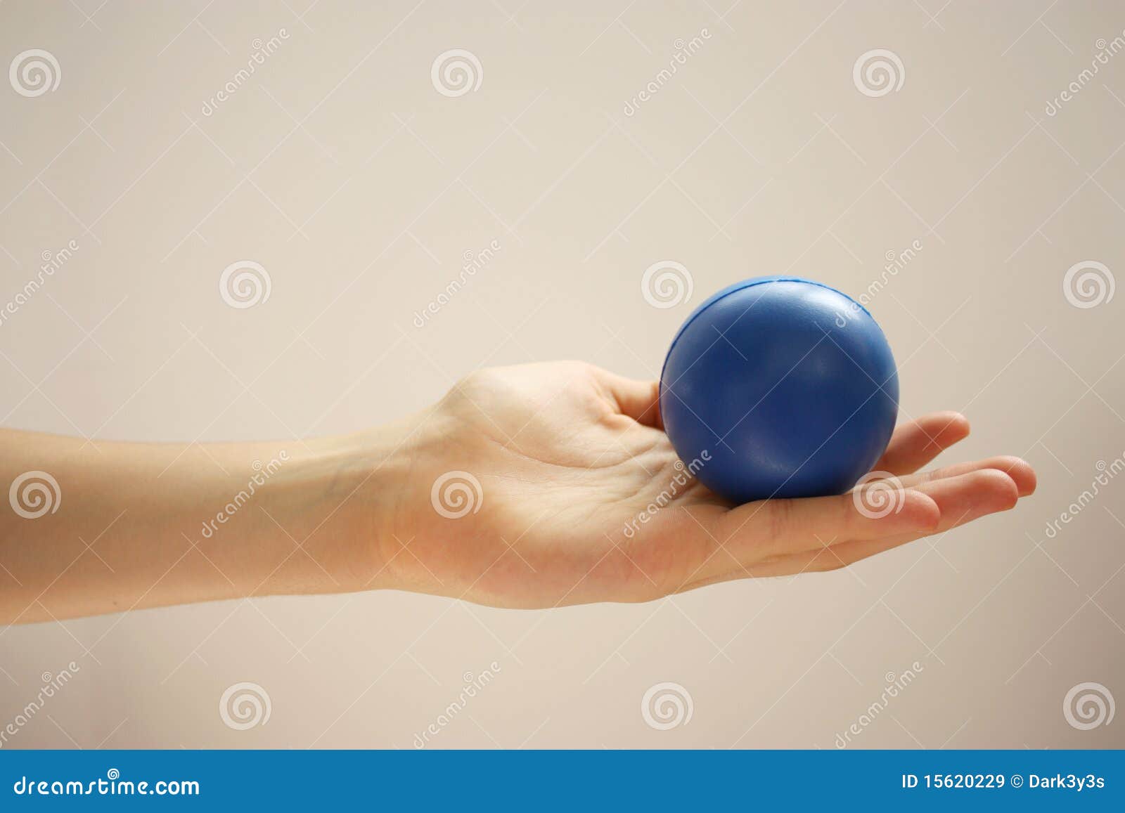 Шар с руками и ногами. В руке электро шар. Мужская рука с шариком.